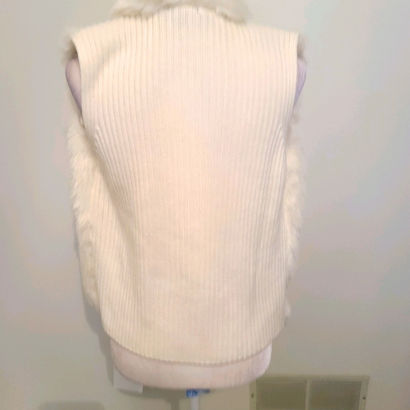 NWOT XOXO FAUX FUR VEST - Picture 4 of 8